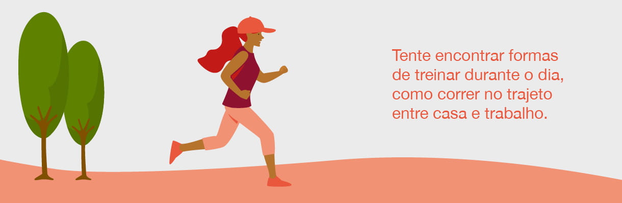 Mulher corre na floresta