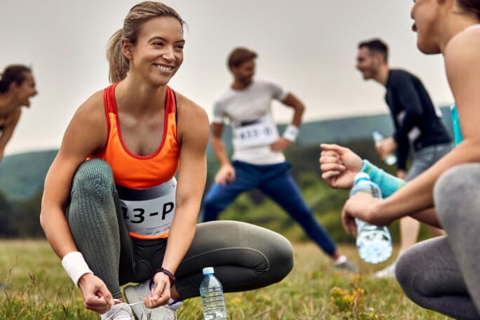 Grupo de atletas de corrida antes de iniciar a prova