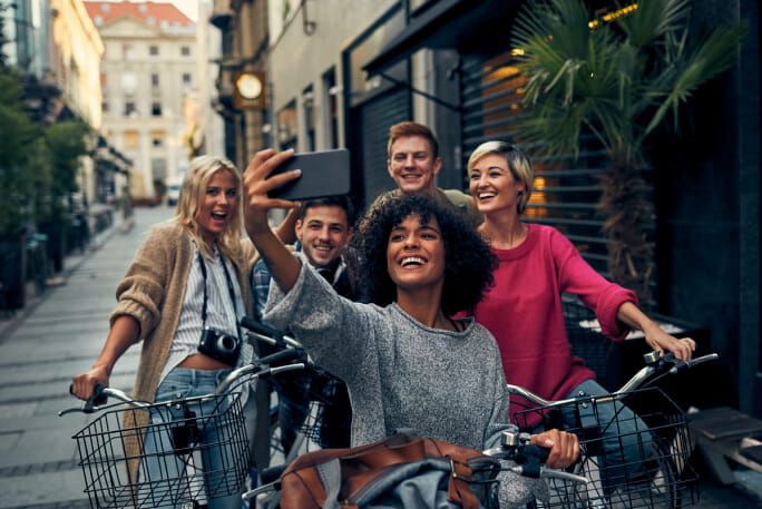 Grupo de amigos a viajar tira uma selfie