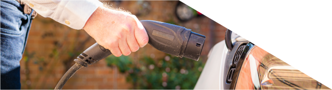 mão a colocar carregador elétrico