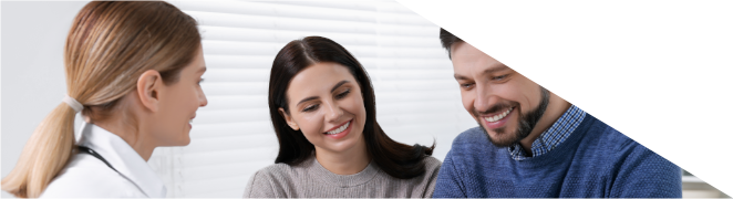 casal a falar com médica