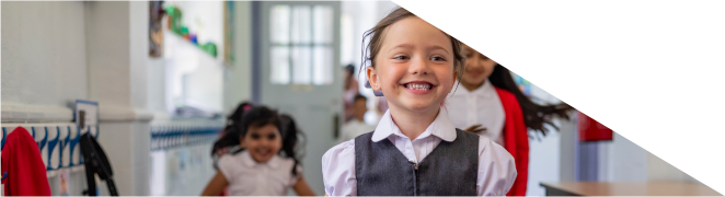 criança a sorrir na escola