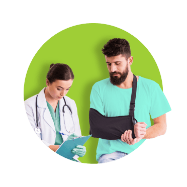 Médica a dar alta a homem com o braço ao peito