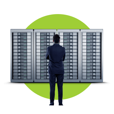 Homem de fato cinzento, de costas, a olhar para servidores de uma empresa.