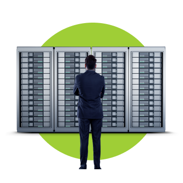 Homem de fato cinzento, de costas, a olhar para servidores de uma empresa.