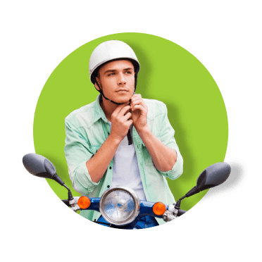 Rapaz sentado numa moto, a colocar o capacete