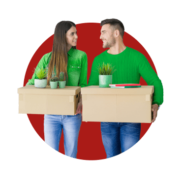 Casal a carregar duas caixas de madeira com vasos de flores em cima devido a mudança de casa