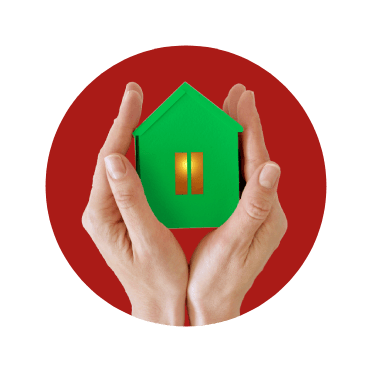 Duas mãos seguram numa casa de madeira em miniatura