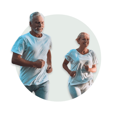 Casal com mais de 55 anos a correr 