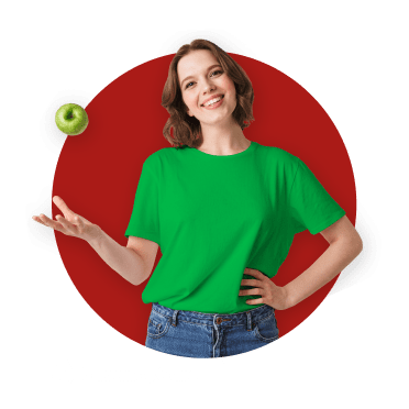 Rapariga sorridente a atirar uma maçã verde ao ar com o braço direito