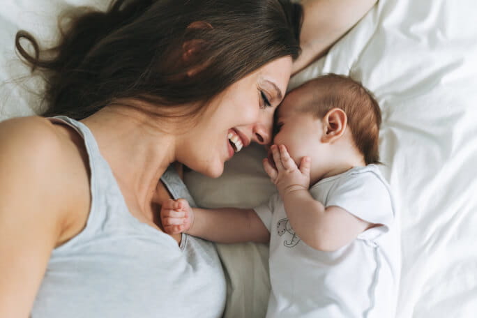 Uma mulher jovem faz uma aula de aeróbica em grupo.