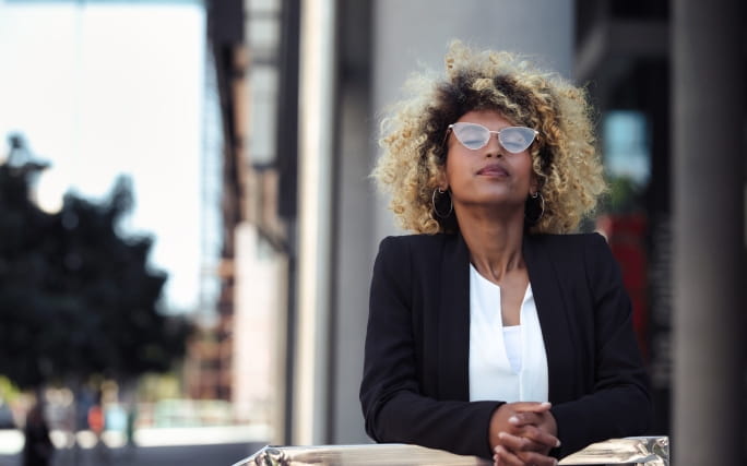 Mulher fecha os olhos para controlar a ansiedade.