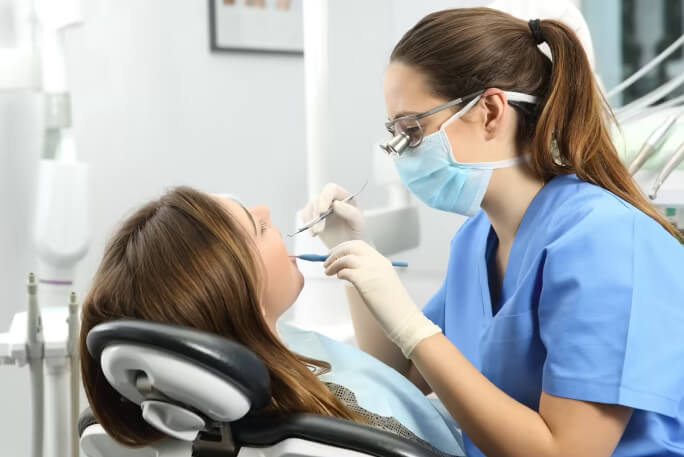 Jovem com o melhor seguro dentário consulta médica dentista.