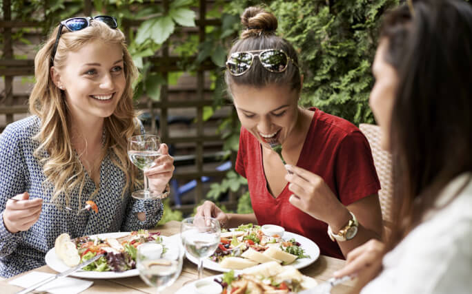 Saiba como fumar e beber podem trazer riscos para a sua saúde e para o seu seguro