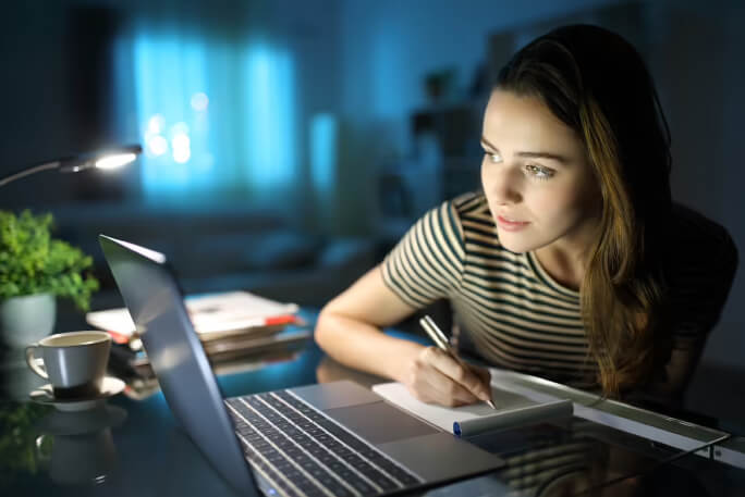 trabalhador aproveita a noite