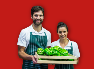 Homem e mulher seguram um conjunto de legumes