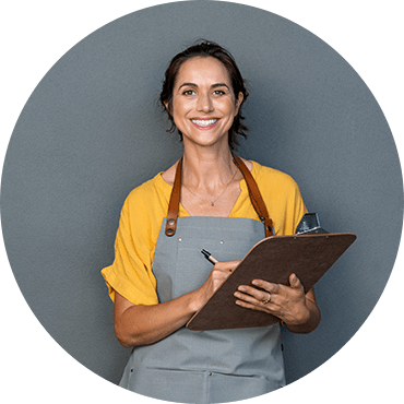 Uma mulher de avental com uma pasta e caneta na mão