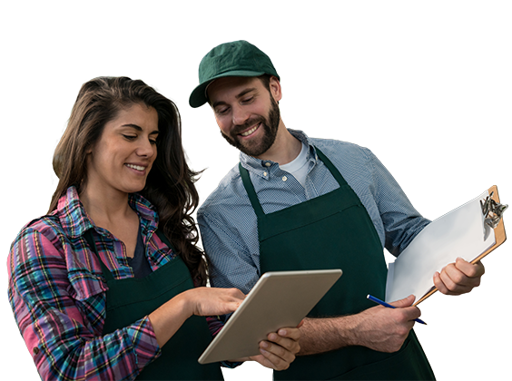 Um homem e uma mulher com documentos na mão a conversar