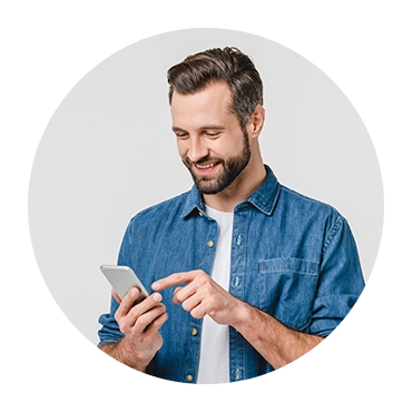 homem a mexer no smartphone