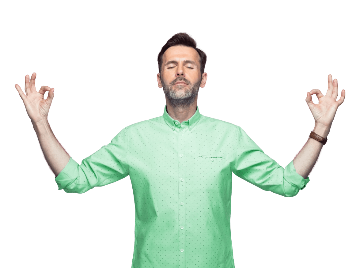 Homem com braços abertos a meditar