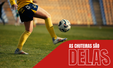 mulher a chutar uma bola