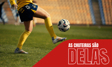 Mulher a chutar uma bola de futebol