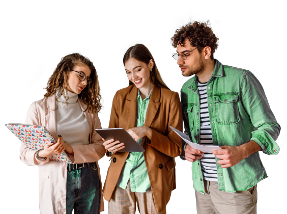 Duas raparigas e um rapaz a olhar para um tablet