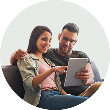casal a consultar tablet