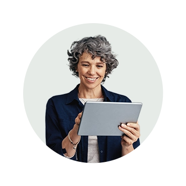 Mulher com tablet na mão