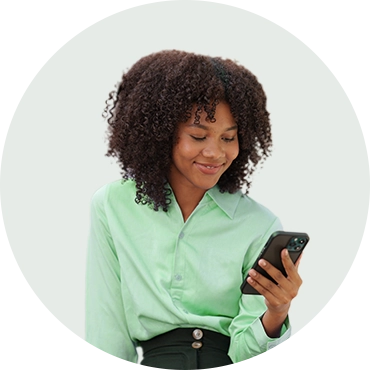Mulher com smartphone na mão