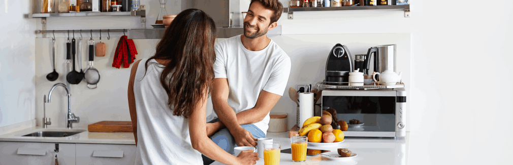 Casal jovem toma pequeno almoço com alimentos saudáveis