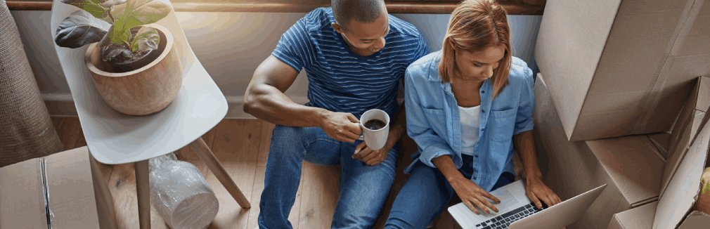 Casal a fazer uma simulação online do seguro vida crédito casa