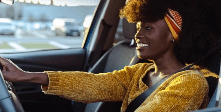 jovem condutora feliz conduz com seguranca Jovem condutora feliz, a conduzir com segurança.