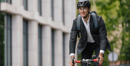 Jovem com capacete utiliza a bicicleta como meio de transporte para o trabalho. Jovem com capacete utiliza a bicicleta como meio de transporte para o trabalho.