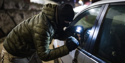 Ladrão tenta arrombar o carro com um ferro de abrir fechaduras. Ladrão tenta arrombar o carro com um ferro de abrir fechaduras.