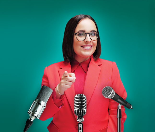 Joana Marques à frente de microfones