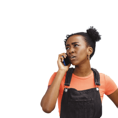 Mulher jovem, pensativa, ao telemóvel