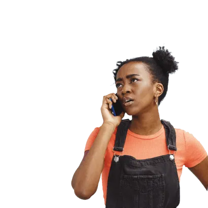 Mulher jovem, pensativa, ao telemóvel