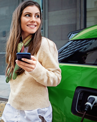 Mulher à espera que o seu automóvel carregue