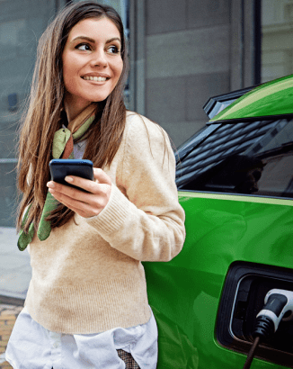 Mulher à espera que o seu automóvel carregue