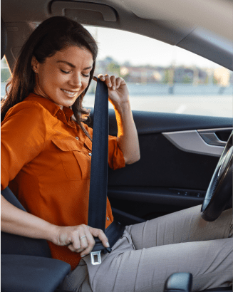 Mulher a pôr o cinto dentro do carro