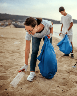 Pessoas a apanhar lixo na praia