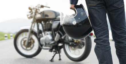 Ladrão de costas, ponderando o roubo de moto.