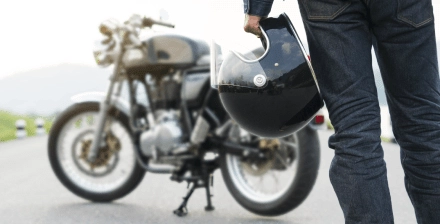 Ladrão de costas, ponderando o roubo de moto. Ladrão de costas, ponderando o roubo de moto.