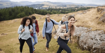 grupo de cinco amigos a fazer uma caminhada.