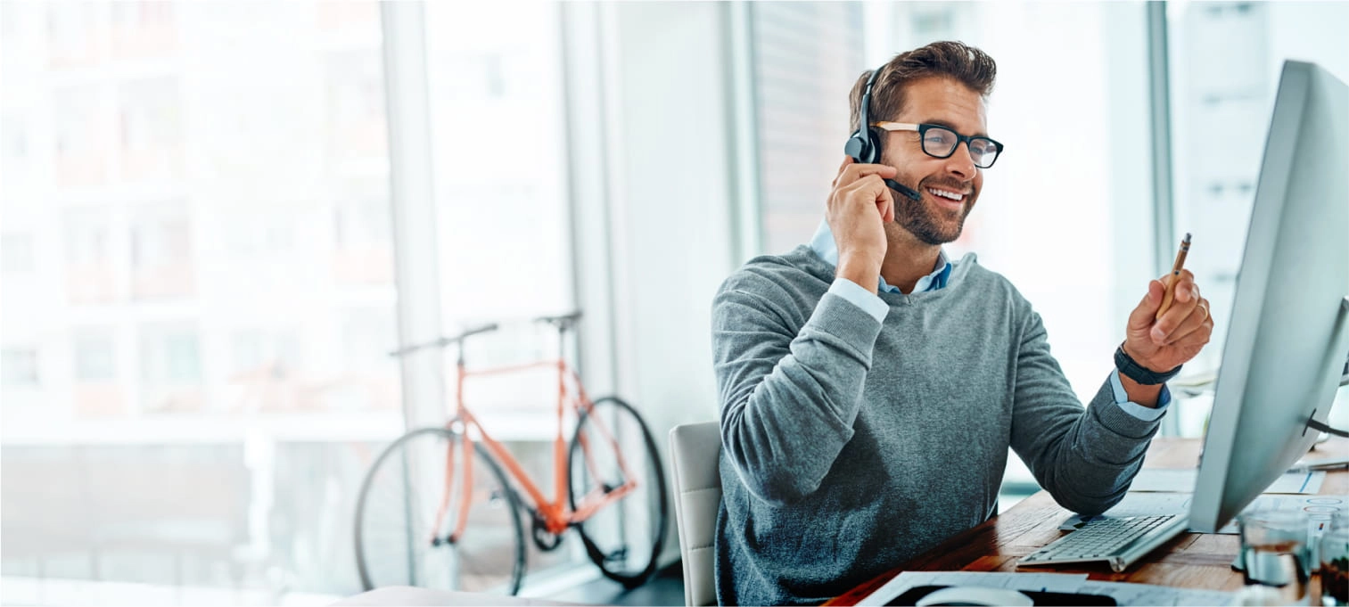 homem a falar ao telefone, com bicicleta ao fundo