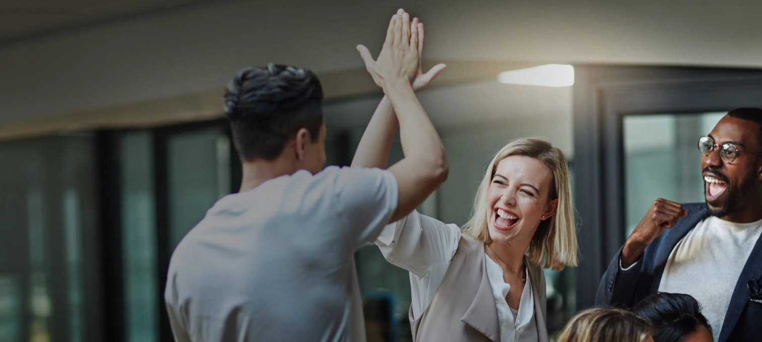 Grupo de pessoas a celebrar