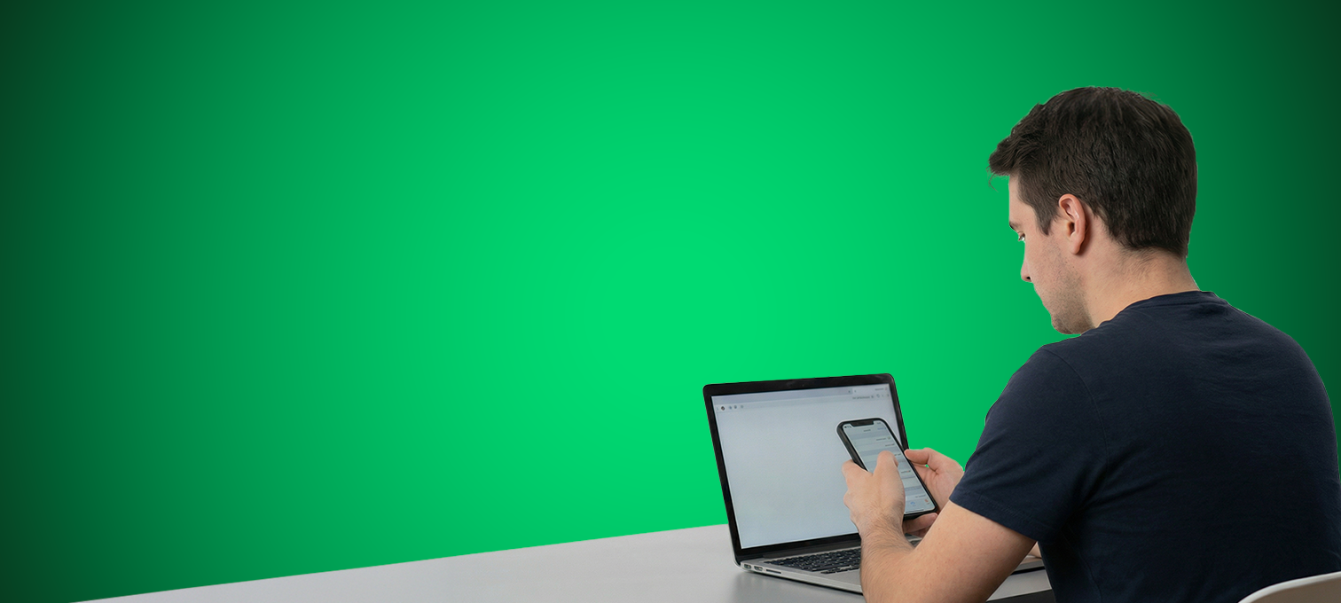 Homem em frente ao computador a participar um sinistro