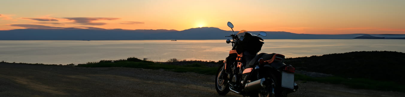 Moto estacionada em parque com vista panorâmica