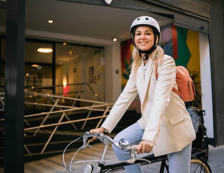 Mulher sorridente a andar de bicicleta